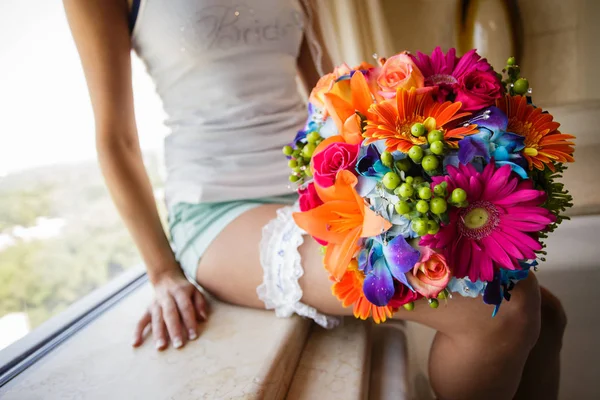 Невеста с красочным букетом делает перерыв перед тем, как попасть в нее — стоковое фото