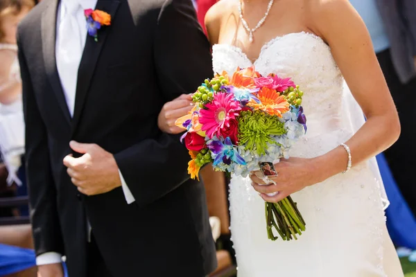 Nevěsta a její otec kráčí uličkou s barevnými bouque — Stock fotografie