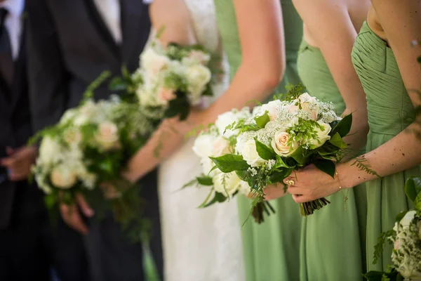 Наречені і наречені з красивою зеленою, рожевою і білою трояндою — стокове фото