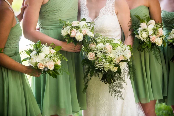 Подружки невесты и невесты с красивой зеленой, розовой и белой розой — стоковое фото