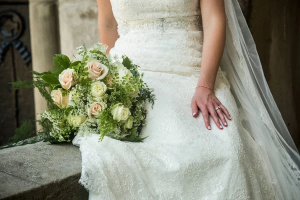 Nevěsta s krásné zelené, růžové a bílé růže. — Stock fotografie