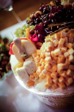 Güzel peynir ve meyve tabağı.