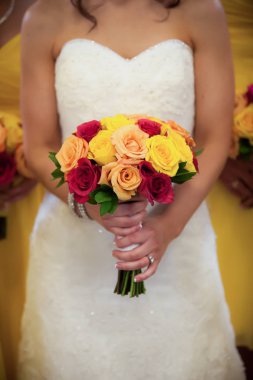 Gelin buketi nedime ile arka planda tutan