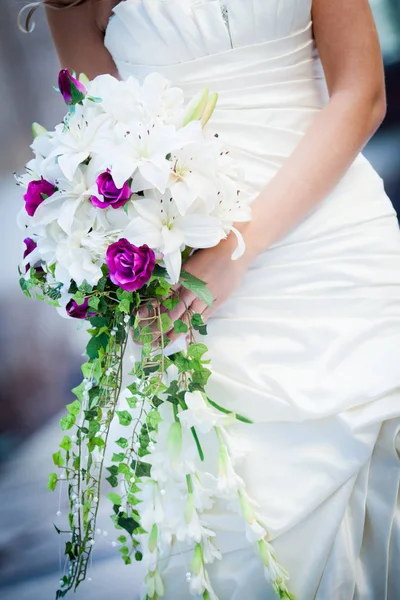 Krásné fit nevěsta s bílým a fialovým kytice. — Stock fotografie