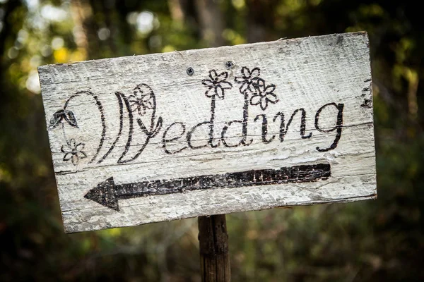 Романтичний знак весільної стріли на лопаті . — стокове фото
