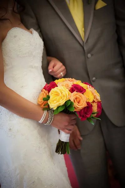 花嫁と花婿を保持している色の花束 — ストック写真