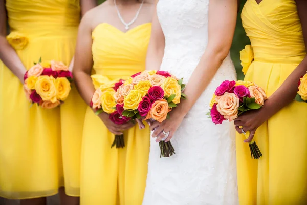 Nevěsta drží kytici s družičky v pozadí — Stock fotografie