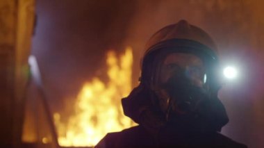 Bina yanıyor. Cesur itfaiyeci yavaş yavaş girin arıyor etrafında iken Oda değil. Evin duvarları yalama alev dilleri vardır.