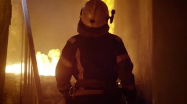 On Fire yapıdır. İtfaiyeci arar ve yukarı gidiş başlar. Açık alevler merdivenlerde görülür.