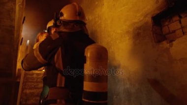 On Fire yapıdır. Takım arkadaşı için kaydedilmiş kız cesur itfaiyeci geçer. Kim onu güvenli bir yere getirir. 