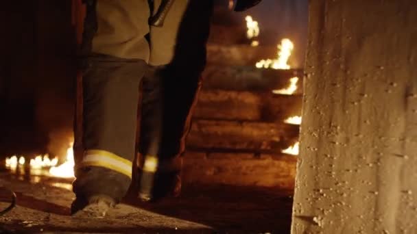 Deux pompiers courageux montent des escaliers en flammes. Ils passent par des portes ouvertes. Le bâtiment est en feu. Flammes nues et fumée partout. Mouvement lent . — Video