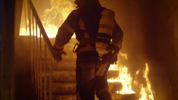 Moedige brandweerman loopt de trap. In Slow Motion. Uitslaande brand is gezien overal. — Stockvideo