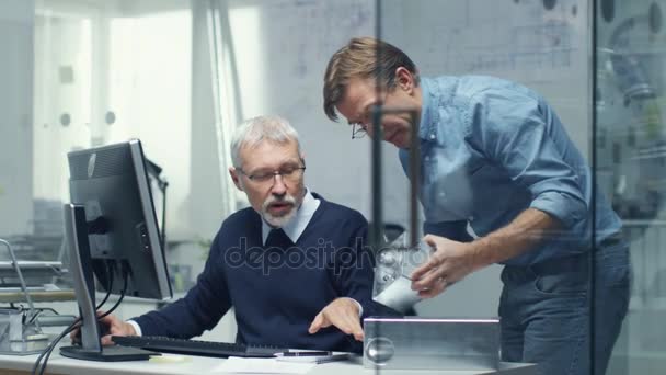 Twee Senior-ingenieurs bespreken belangrijke technische Component. Beide zijn Experienced en Wise. Hun kantoor ziet er Modern en Bright. — Stockvideo