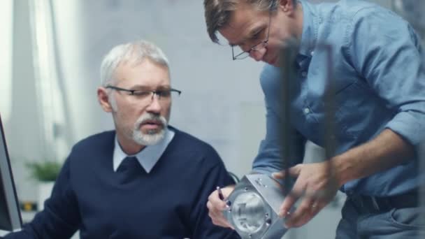 Twee Senior-ingenieurs bespreken belangrijke technische onderdelen, samen te voegen. Beide zijn Experienced en Wise. Hun kantoor ziet er Modern en Bright. Schot is Slow Motion. — Stockvideo