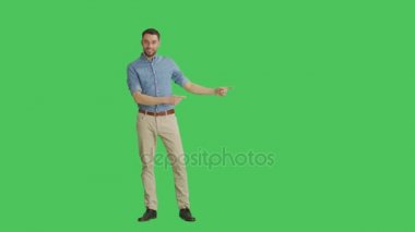 İhtimal bir yakışıklı yakışıklı adam yapma parmak silahlar gülümseyen / jest sunulması. Yeşil ekran arka plan olduğunu.