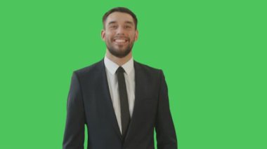 Özel takım elbise dans mutlu yakışıklı işadamı orta atış. Yeşil ekran arka plan olduğunu.