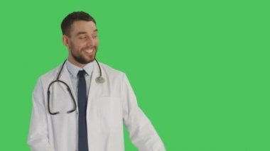 Yakışıklı bir tıbbi doktor yapma hareketi her iki el ile sunan orta vurdu. Yeşil ekran arka plan olduğunu.