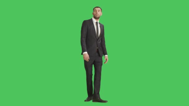 Long Shot of a Handsome Businessman Looking Around Asustado. Tiro en un fondo de pantalla verde . — Vídeo de stock