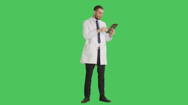 Långskott av en stilig leende vetenskapsman med tablett dator. Alla skott på en grön skärmbakgrund. — Stockvideo