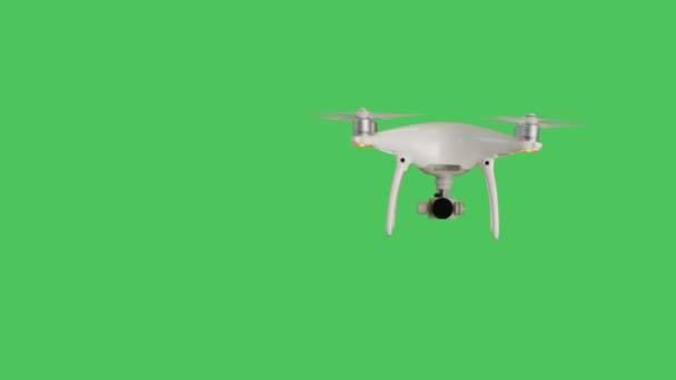 Drone με μια φωτογραφική μηχανή που φέρουν. Φόντο είναι πράσινη οθόνη. — Αρχείο Βίντεο