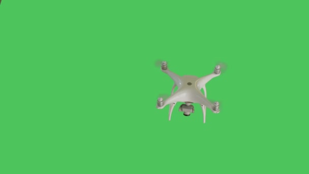 Aufnahme einer Drohne, die fliegt und ihre Kamera bewegt. Hintergrund ist Green Screen. — Stockvideo