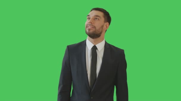 Mittelbild eines Geschäftsmannes, der seine Umgebung bewundert. Aufnahme mit grünem Hintergrund. — Stockvideo