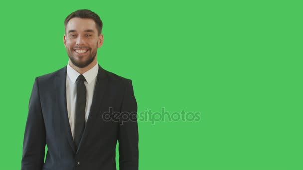 Счастливый ручной бизнесмен, указывающий на товар. Снимок на зеленом фоне экрана . — стоковое видео
