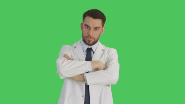 Střední záběr hezký praktického lékaře přes paže na prsou a s úsměvem vřele. Zastřelen na pozadí zelená obrazovka. — Stock video