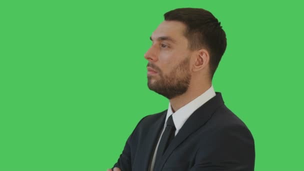 Mid Closeup Shot of a Profile of Businessman in a Tailored Suit Crossing Arms on His Chest and Smiling Warmly. Tiro en un fondo de pantalla verde . — Vídeo de stock