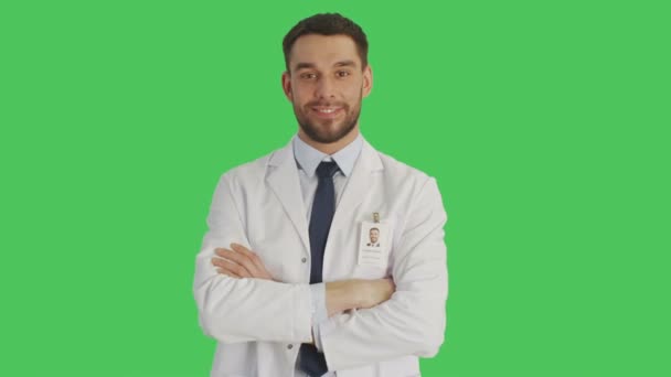 Mid Shot of a Handsome Doctor / Scientist Crossing Arms on a Chest. Scatto in corso con sfondo schermo verde . — Video Stock