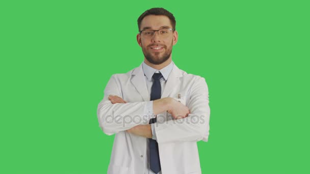 Közepén egy csinos orvos lövés / tudós visel szemüveget átkelés fegyverek és majd mutatva az Index ujját felfelé. Háttérben a Green Screen. — Stock videók