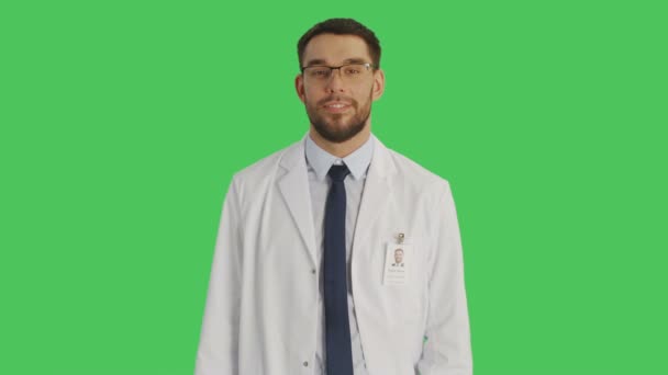 中景的医生/科学家戴眼镜使我有一种想法的姿态。尤里卡。背景是绿色屏幕. — 图库视频影像