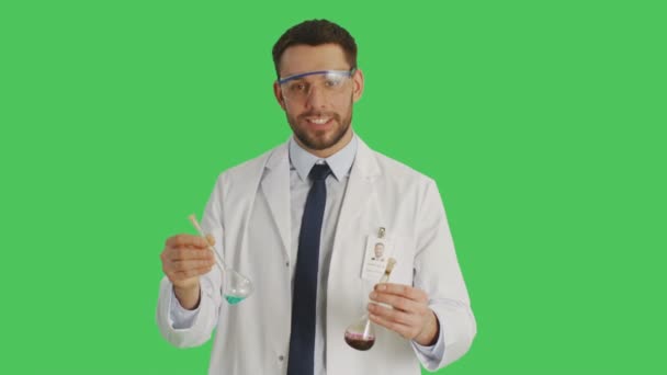 Mid Shot of a Scientist Wearing Protective Glasses Mixing Chemicals in a Beakers (en inglés). Fondo es pantalla verde . — Vídeo de stock