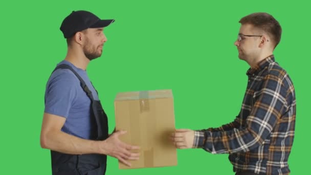 Profile Mid Shot van een kartonnen doos leveren aan eigenaar Loader. Geschoten met groene schermachtergrond. — Stockvideo