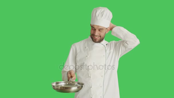 Mid Shot of a Chef Tossing Up maccheroni su Pan e Making Bellissimo Gesture. Schermo verde di sfondo . — Video Stock