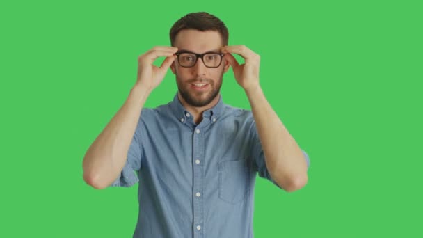 Mid Shot of a Handsome Smiling Adult Man Correcting His Glasses. Fundo é tela verde . — Vídeo de Stock