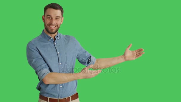 Mid Shot of a Stylish Man Making Presenting Gesture for Your Product. Le fond est l'écran vert . — Video