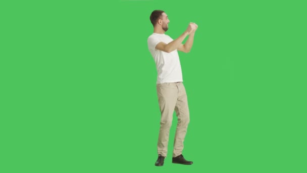 Long Shot of a Casual Man Dancing. Tiro en un fondo de pantalla verde . — Vídeo de stock
