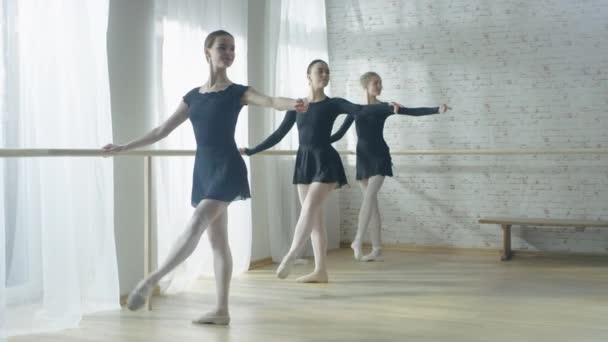 Tres bailarinas haciendo estiramiento matutino — Vídeo de stock