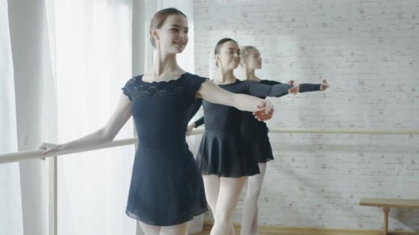 Три балерины, занимающиеся утренним растяжением — стоковое видео