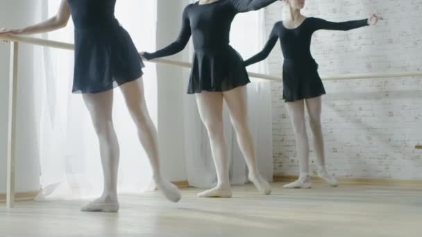 Las piernas de la bailarina haciendo estiramientos — Vídeos de Stock