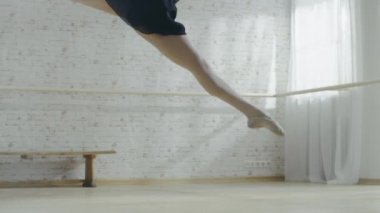 Muhteşem genç balerin atlama 