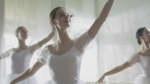 Ballerina's dragen Tutus en dansen. — Stockvideo