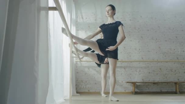 Ballerinen strecken Beine und üben — Stockvideo