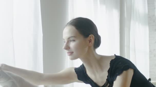 Prachtige Ballerina doen been rekken — Stockvideo