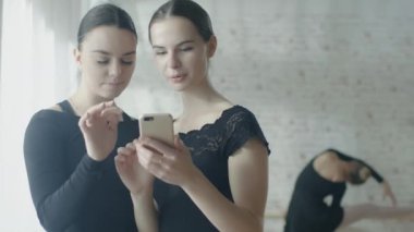 İki balerinler Smartphone bilgisayar kullanarak