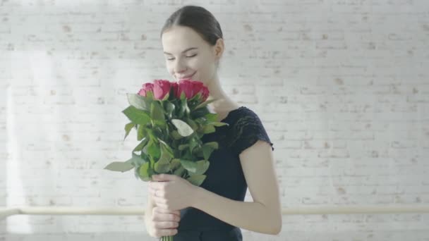 Ballet Dancer Holding  Bouquet of  Roses. — Stock Video