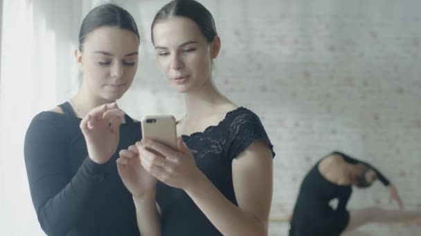 İki balerinler Smartphone bilgisayar kullanarak — Stok video