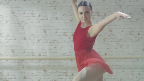 Menina bonita executa dança contemporânea . — Vídeo de Stock