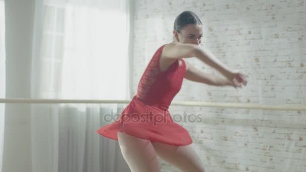 Gyönyörű lány végez a kortárs tánc. — Stock videók